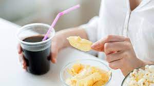 Phụ nữ không muốn xương khớp ''hỏng'' hết thì đừng nạp vào người 4 thực phẩm này, dân văn phòng càng phải tránh xa