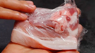Mua thịt lợn về chớ dại cho vào nước rửa ngay, làm theo cách này thịt để cả tháng vẫn tươi ngon như mới