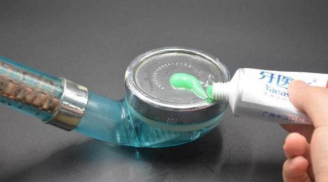 Bóp kem đánh răng lên đầu vòi hoa sen, tiết kiệm cả xấp tiền một năm mà nhiều người không hay biết
