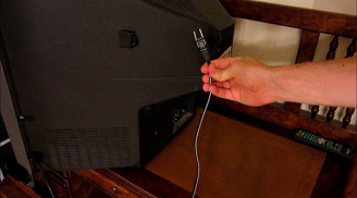 Có nên rút phích cắm TV sau khi xem xong hay không? 90% người Việt làm sai