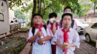 Cậu bé lớp 7 bị bạn đánh chỉ cầm điện thoại nhắn 1 dòng tin, phụ huynh đọc xong phải nể phục