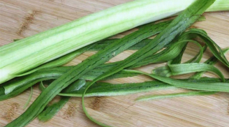 Tủ lạnh ám mùi khó chịu, cho thứ vỏ này vào qua đêm, nhận ngay điều bất ngờ