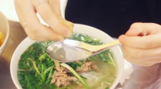Nhiều người quen vắt chanh vào tô phở nóng, chuyên gia lắc đầu: Sai bét!