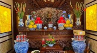 Lọ hoa trên bàn thờ đặt bên trái hay bên phải mới đúng? Nhiều nhà tưởng đơn giản nhưng lại làm sai
