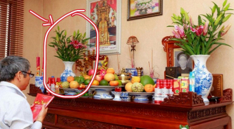 Lọ hoa trên bàn thờ đặt bên trái hay bên phải mới đúng? Làm sai bảo sao cầu khấn như không