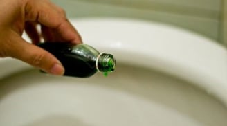 Đặt một lọ dầu gió trong nhà vệ sinh, biết lợi ích tuyệt vời, nhiều người sẽ làm theo ngay