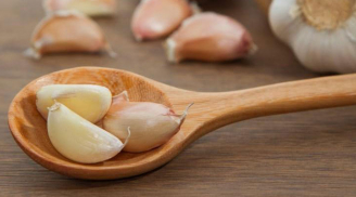 Lấy 1 tép tỏi thả vào bồn cầu, tác dụng đáng kinh ngạc, ai không biết thật phí hoài