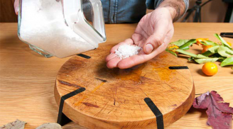 Thớt gỗ lâu ngày mốc meo, rửa bằng xà phòng chỉ có vứt: Đổ thứ này vào 5 phút thớt sạch bong như mới