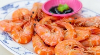 Luộc tôm đừng luộc bằng nước lã, khi nhớ 3 điểm để thịt tôm mềm, dai và không tanh chút nào