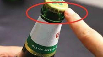 Nắp chai bia có một điểm nhỏ, cứ nhắm vào đấy là bật nắp dễ dàng, chẳng cần dụng cụ phức tạp