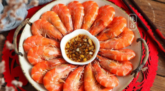 Luộc tôm ai dùng nước lã là hỏng: Đây mới là thứ giúp tôm đỏ au, ngọt thịt, không tanh