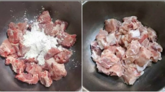 Sườn heo mua về chớ rửa với nước lã, làm ngay bước này để bụi bẩn bị “cuốn bay”