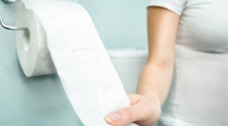 Phụ nữ có nên lau 'vùng kín' bằng giấy sau khi đi tiểu hay không?