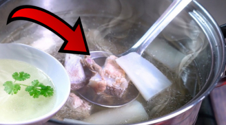 Hầm xương cứ tiện tay thả thứ này vào nồi, bảo sao nước dùng đục ngầu, mất chất
