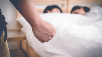 Phụ nữ càng thích làm 4 việc này càng dễ ngoại tình, độ tuổi nào cũng thích tòm tem trai lạ