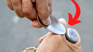 Nắp chai bia có một điểm nhỏ, cứ nhắm vào đấy mà bật, phụ nữ cũng làm đơn giản
