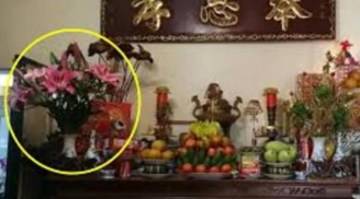 Lọ hoa trên bàn thờ đặt bên trái hay bên phải mới đúng? Tưởng dễ nhưng nhiều nhà làm sai