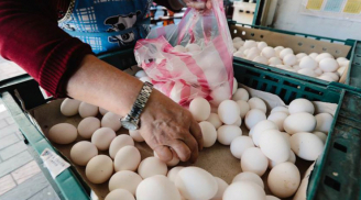 Mua trứng đừng chỉ nhìn vỏ, chỉ bạn mẹo này không lo mua phải trứng cũ