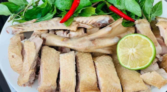 Luộc vịt bỏ nước lã và gừng là sai: Thả thêm thứ này thịt hết sạch mùi hôi, đậm vị, ăn không ngán