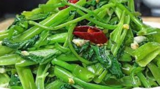 Xào rau thả ngay vào chảo dầu là sai lầm, làm thêm 1 bước nhỏ, rau xanh mướt giòn ngon khó cưỡng