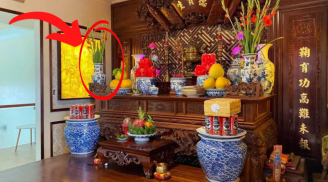 Lọ hoa trên bàn thờ đặt bên trái hay bên phải mới đúng? Con cháu làm sai mất hết phúc lộc