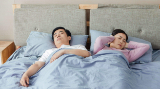 Vì sao vợ chồng cứ đến khoảng 50 tuổi là lại tách ra ngủ riêng? Lý do không phải ai cũng hiểu