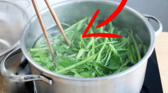 Luộc rau nên mở vung hay đậy vung? Tưởng dễ mà nhiều người làm sai, rau mất dinh dưỡng