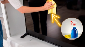 Lau màn hình TV bằng giấy ăn hay nước lã sai bét: Lấy thứ này lau 1 lần là hết sạch bụi