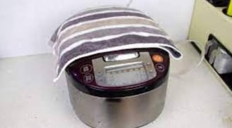 Phủ chiếc khăn lên nồi cơm điện, mẹo hay tiết kiệm một khoản tiền điện hàng tháng, ai biết sớm sẽ được lợi