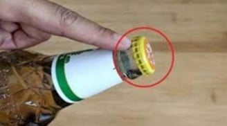 Nắp chai bia có một điểm nhỏ, 'chạm' vào đó là mở dễ dàng, khỏi cần dụng cụ khui nắp chai