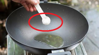 Cho thứ này vào chảo, dầu ăn sẽ không bắn ra ngoài khi chiên rán