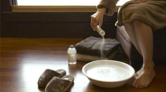Cho một nhúm muối vào nước khi rửa chân, công dụng tốt cho cả nam và nữ