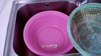 Rổ rau để lâu bẩn và khó rửa, ngâm cùng thứ này, để 5 phút là trông như mới