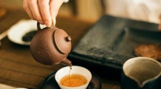Vì sao dân gian lại nói: 'Trà đầy khinh người, rượu đầy kính người', ý nghĩa thực sự là gì?