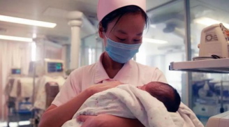 Sau khi em bé chào đời, ai được ôm bé đầu tiên? Vận số tốt phải tránh xa 2 kiểu