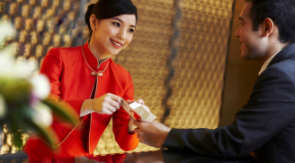 Lễ tân khách sạn vất vả, lương chưa đến 10 triệu/tháng, tại sao các cô gái trẻ vẫn đua nhau làm?