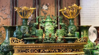 Lọ hoa trên bàn thờ nên đặt bên trái hay bên phải mới hút lộc: Tưởng đơn giản nhưng nhiều nhà vẫn làm sai