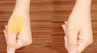 Tay dính nghệ vàng khè, rửa mãi vẫn không hết: Lấy thứ này bôi lên tay, chùi qua cái là sạch tinh