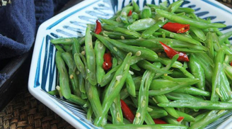 Đỗ mua về đừng vội đem xào, làm ngay kiểu này để miếng nào miếng nấy xanh như ngọc lại giòn ngon miễn chê