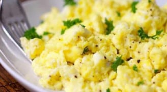 Rán trứng đừng chỉ cho muối, thêm vài giọt này, trứng nở phồng gấp đôi, 2 quả mà như 4 quả