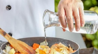 Lỡ cho nhiều muối vào đồ ăn, phải làm sao? Đừng đổ thêm nước, có mẹo hay để Shbet0099 cá cược trực tuyến tròn vị
