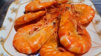 Cách luộc tôm đỏ au, mềm ngọt, dễ bóc vỏ, không tanh