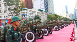 Không khí lễ hội sôi động tại bến Bạch Đằng với dàn pháo rực rỡ