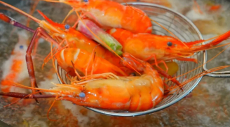 Đổ nước vào luộc tôm vừa trắng vừa tanh: Muốn tôm ngọt, đỏ đều cứ dùng 1 thứ
