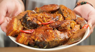 Vò nắm lá này rồi thả vào nồi, kho cá không tanh, chắc thịt, thơm ngon đậm đà