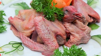 Vì sao thịt chim bồ câu phải dìm trong nước, xào rau răm?