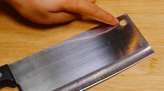 Vì sao có lỗ tròn trên những con dao? Dùng để làm gì?