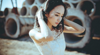 Đàn bà khôn là phải biết vị trí của mình là ở cạnh chứ không phải sau lưng chồng