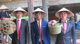 Chàng rể người Tày gánh gậy tre lồng gà cưỡi ô tô đi rước dâu