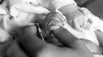 Cảm động phút lìa xa con của bố mẹ sau một giờ sinh